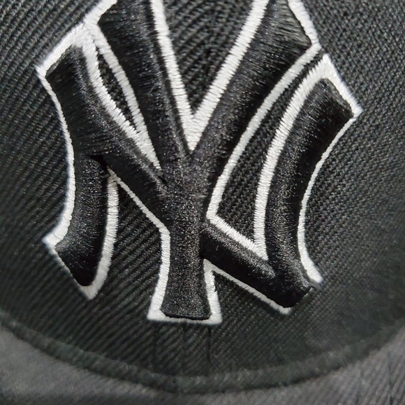 Selling Black & White New York Yankees Baseball Cap Size 7 1/8 - Picture 2 of 10